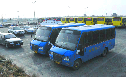 被堵在徒步道停车场内的城乡公交车。