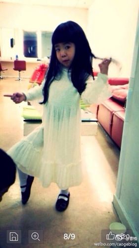 曹格晒女儿萌照 “姐姐”手撩头发造型迷人(图)