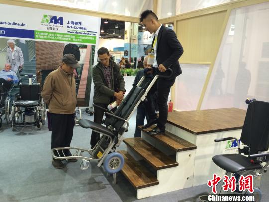 图为德国的电动载人爬楼机。 谢盼盼 摄