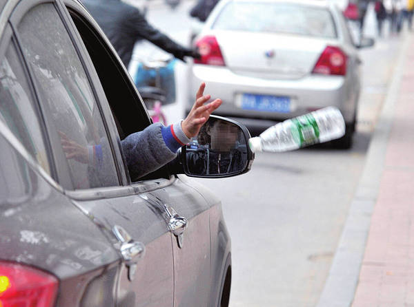 环卫工为捡快车道垃圾再受伤 环卫部门:使用清运车辆|环卫工|垃圾_凤凰资讯