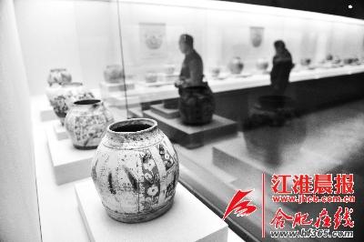 现场展出的界首彩陶吸引市民前来观展。