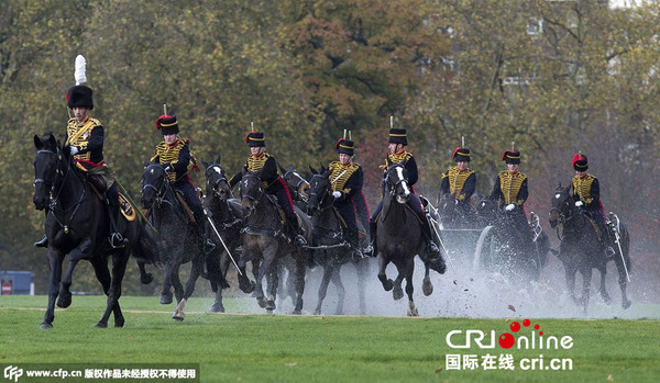 当地时间2014年11月14日,在英国伦敦,英国皇家骑兵部队炮兵鸣炮41响,庆祝英国王子查尔斯66岁生日到来。图片来源:ANDREW COWIE/CFP