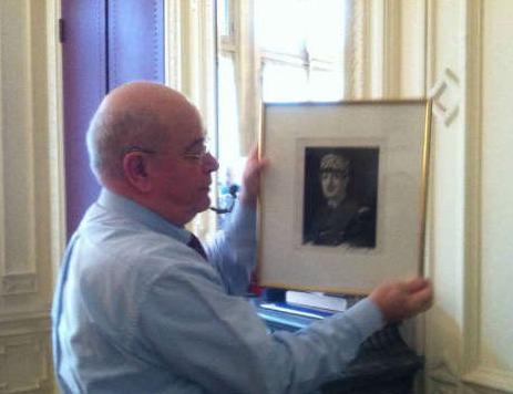 图为习近平收到的戴高乐亲笔签名照。