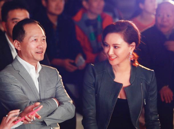 莫小棋和时尚集团董事长刘江交谈
