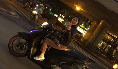 图为越南女子骑摩托抱娃狂拍贝克汉姆