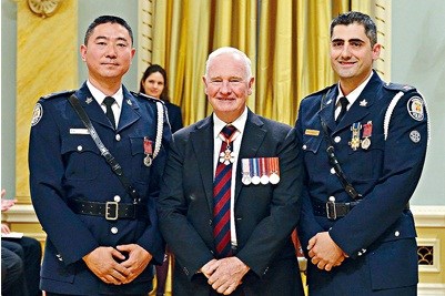 火海中英勇救人 华裔警察获加拿大总督颁英勇勋章