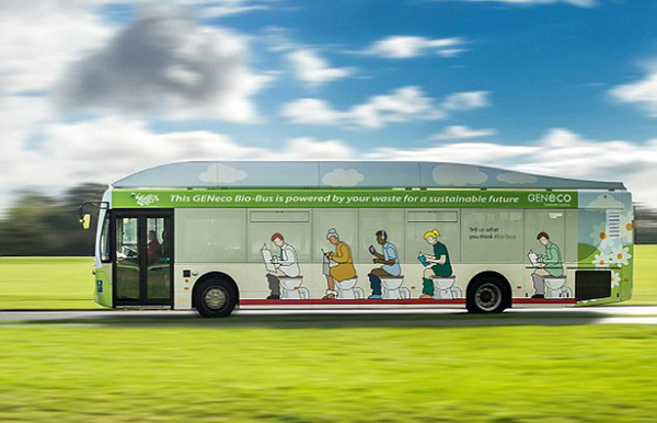 英国第一辆以人类粪便作为燃料的生态公交车已经上路。开发人员称，这种环保公交车将改变英国空气质量。（网页截图）