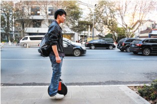 独轮自平衡代步器成了年轻人的新宠　　谢瑞