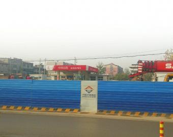 加油站完全被挡在围挡后(梁菲菲 摄)