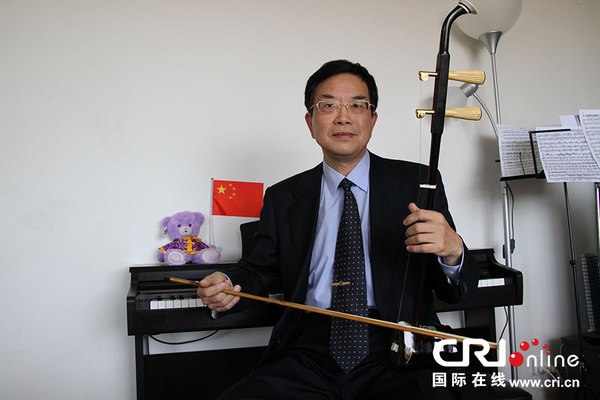塔州华人专家学者协会会长朱玉庭演奏二胡