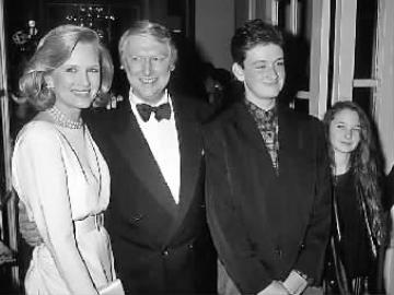 　　迈克·尼科尔斯与现任妻子黛安·索耶以及同第三任妻子生育的麦克斯和詹妮