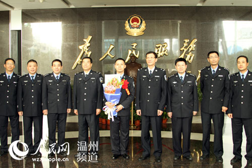 21日张维文(拿鲜花者)从北京回温后,与同事合影 胡炎桢/摄