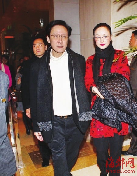 2010年，向华胜与妻子端木樱子参加周立波与胡洁的婚礼