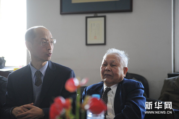 美中基金会主席、北京美在其中文化发展中心创始人、世界华语诗歌联盟创意者与召集人李黎先生（左）讲话