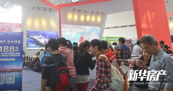 房企展位内挤满了前来购房、咨询的市民
