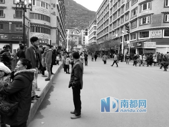 地震后，人们疏散到室外。 新华社发