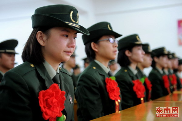 　　武警退伍女兵的笑与泪