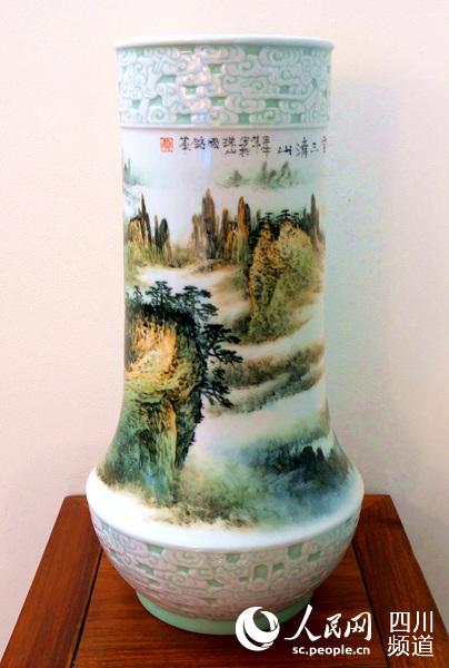 黄国铭所画的瓷器（陈永斌 摄）