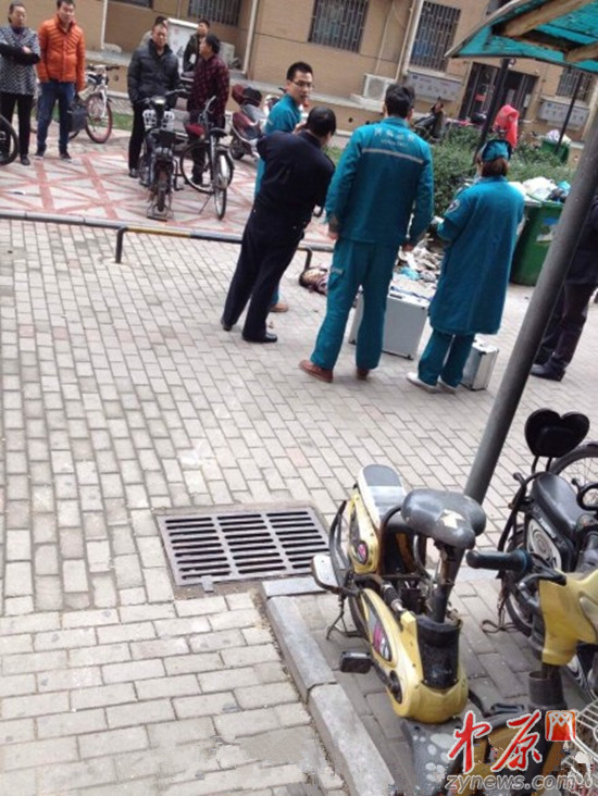 医护人员对女孩抢救