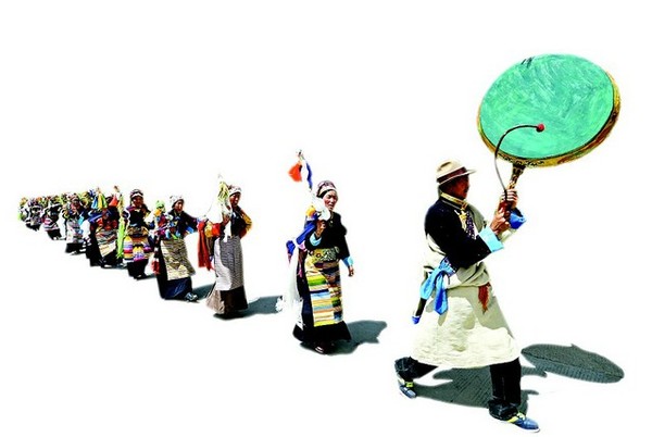 图为:山南地区曲松县藏民过望果节,庆祝粮食丰收,祈祷来年风调雨顺.