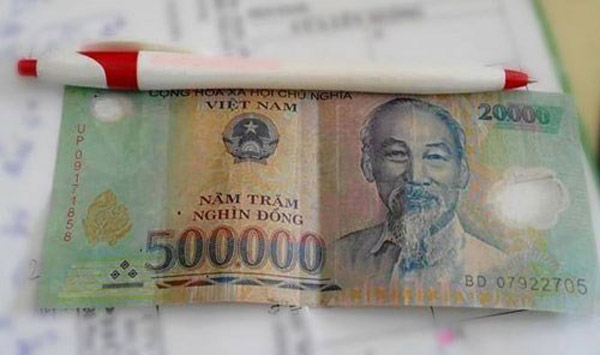 　　网传“拼接纸币”：由50万面额的越南盾与2万面额的越南盾拼接而成。
