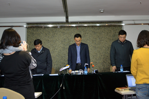 媒体通气会现场为26名遇难者默哀三分钟