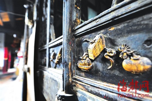 铱金的浮雕还闪闪发亮