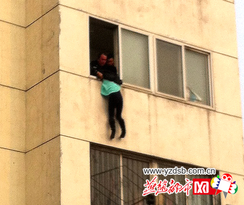 秦皇岛女子因感情问题轻生 坠楼瞬间被民警抓住