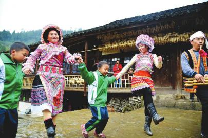 苗族同胞踏着祭祀鼓乐的节拍起舞