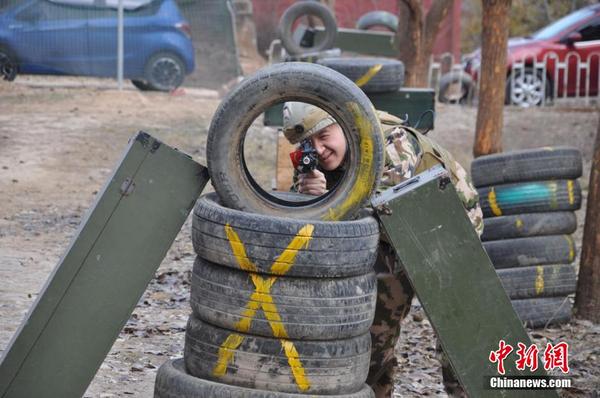 甘肃消防老兵玩CS真人游戏锻炼默契配合度|游