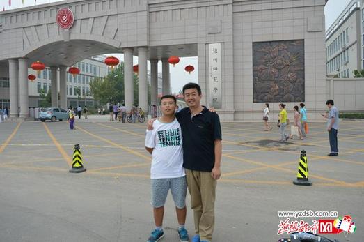 2014年9月,申学东送韩立平上大学