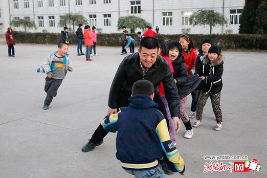 当“老鹰”结果变成了两个“老鹰”捉“小鸡”的游戏