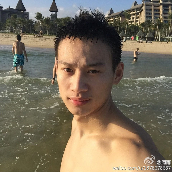 近日，中国男乒在三亚进行队伍调整，阳光、沙滩还有队员教练们半裸的身材，图为精彩瞬间。（图片来源：乒乓世界微博、周雨微博）