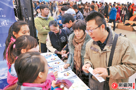 11月28日，在冬博会现场，观众正在排队购买天山·天池国际滑雪场打折滑雪券。