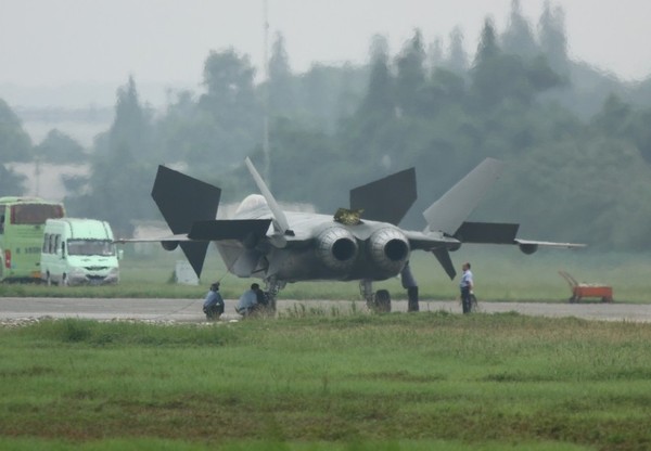 　　首架歼-20原型机在地面进行翼面联动测试