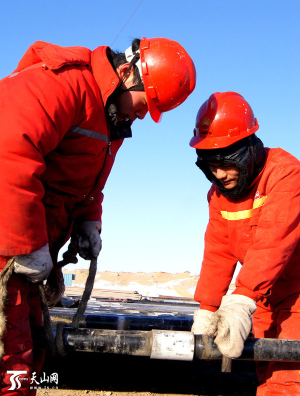 克拉玛依石油工人:沙漠腹地找气忙(组图)|新疆|勘探_凤凰资讯