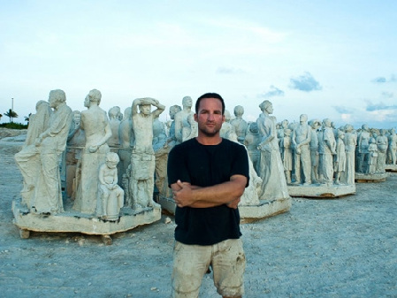 图为英国雕刻家泰勒(Jason deCaires Taylor)。