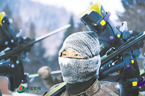 在零下40摄氏度的气温下,训练了一天的特战队员头上凝满了霜花。