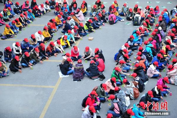 山东千余大学生志愿者街头“快闪杯子舞”|志愿者|大学生_凤凰资讯