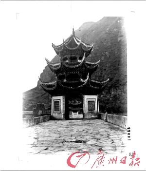 　　“古苗疆走廊”上的建筑旧影。（资料图片）