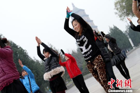 图为西安大雁塔广场百人玩“快闪”。　记者 张远　摄