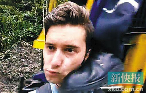 熊孩子的脑回路你不懂    美国青年迈克尔(Jared Michael)到一条火车铁轨旁边自拍。因站得过于靠近火车轨道,结果一列火车驶过时,司机一脚踢中了他的头部。