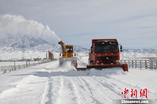 新疆玛依塔斯风区遭九级大风袭击49人被困获