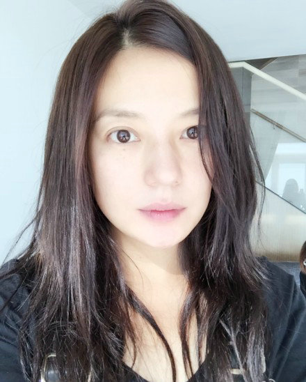 赵薇在自家法国葡萄庄园自拍 撞脸何炅(图)
