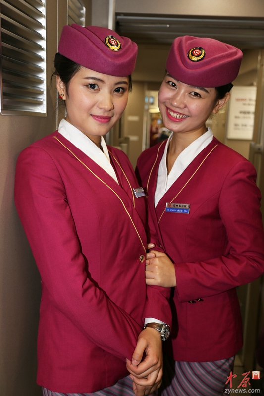 2014年12月10日，郑州铁路局郑州客运段90后“高姐”下班后，在一起开心留影媲美“空姐”。