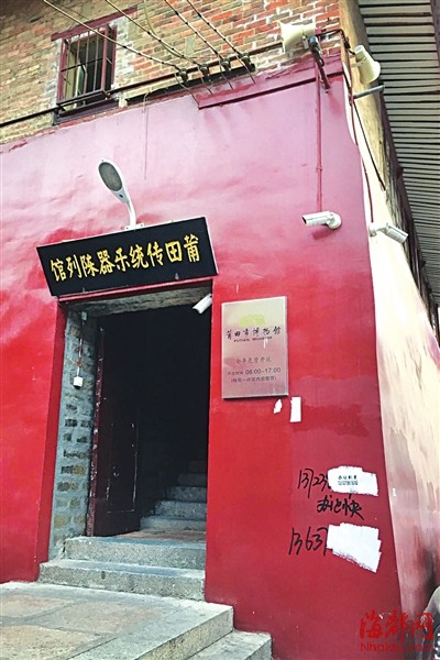 古谯楼四周的墙面上都是广告