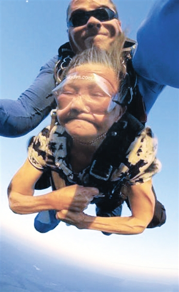 80岁中国老太 完成高空跳伞|老太太|跳伞_凤凰资讯