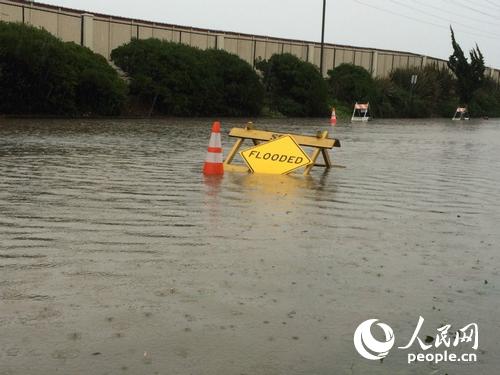 强降雨致多处道路被淹，通行受阻。（人民网韩莎莎摄）