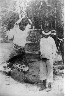 卖糖果儿童因篮子内有中央钞票,被日军举刀劈杀 资料图