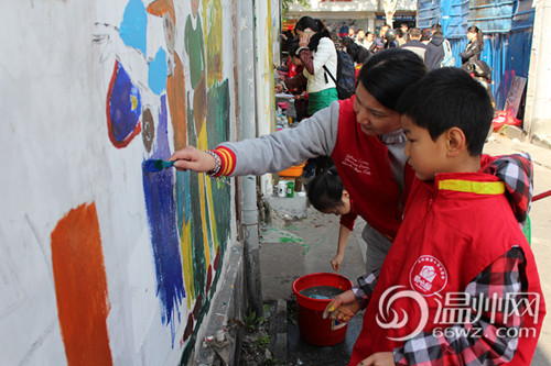 温州志愿者街头墙绘文明故事 助力创建文明城市